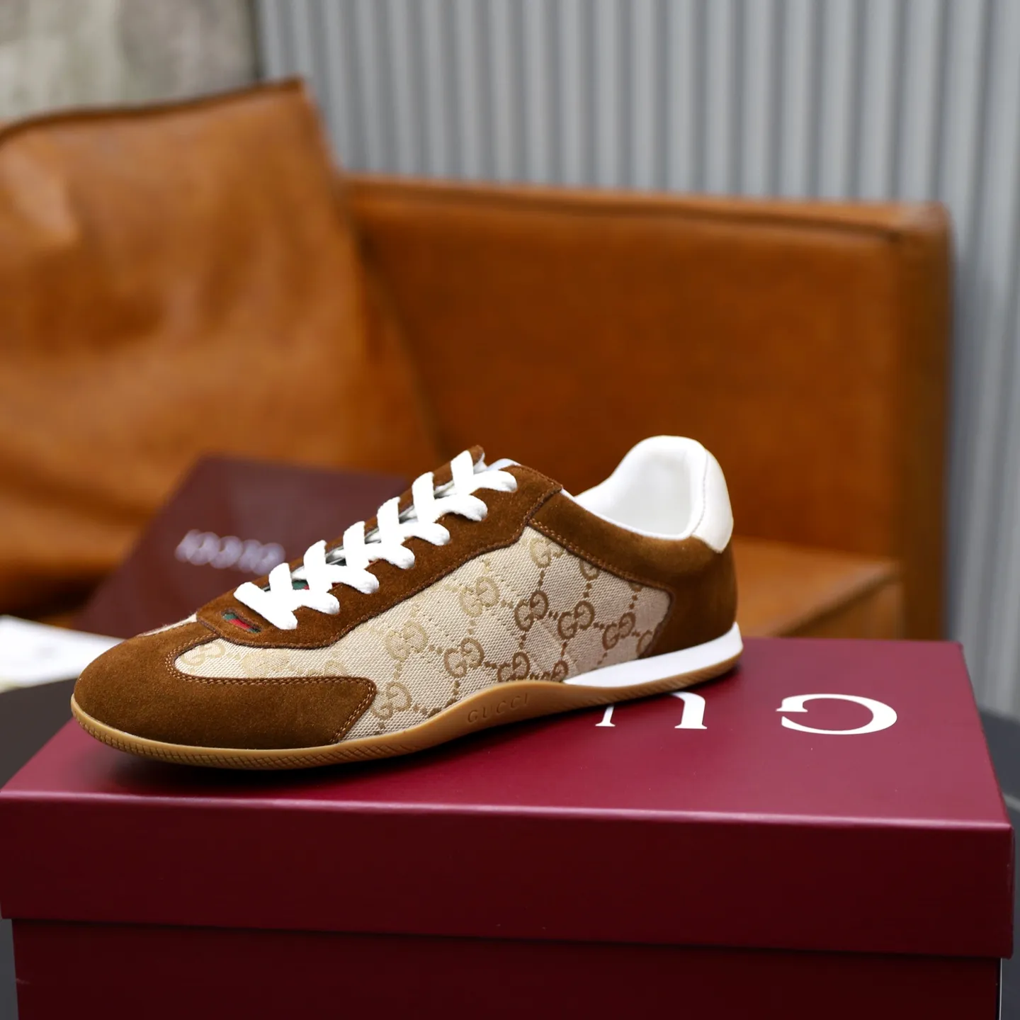 Ex-factory price: 580💰💰Gucci Shift series couple's sports shoes ❗❗ The Gucci Shift series is newly launched, with a lightweight design that reinterprets sports style. The neat silhouette adds a sense of freedom and exudes sophistication when moving. The webbing detail runs like an endless ribbon throughout the design, and the side seam details add a finishing touch. ❗Original development ❗Washed effect cowhide upper ❗Two-color Tpu outsole ❗Size: Female 35-41 Male 39-45
